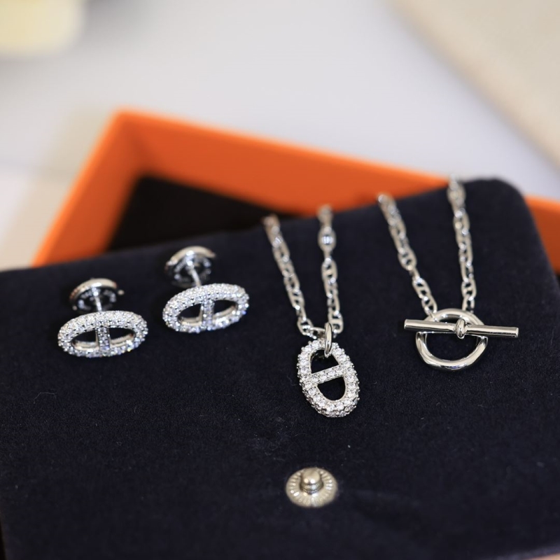 H**me5 earrings